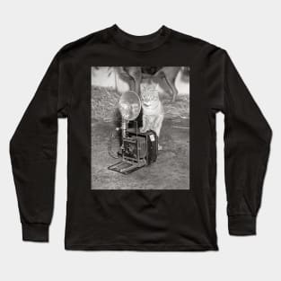 Cat with a Camera, 1936. Vintage Photo Long Sleeve T-Shirt